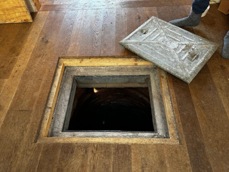 A padló alatt rejtőzött a kút