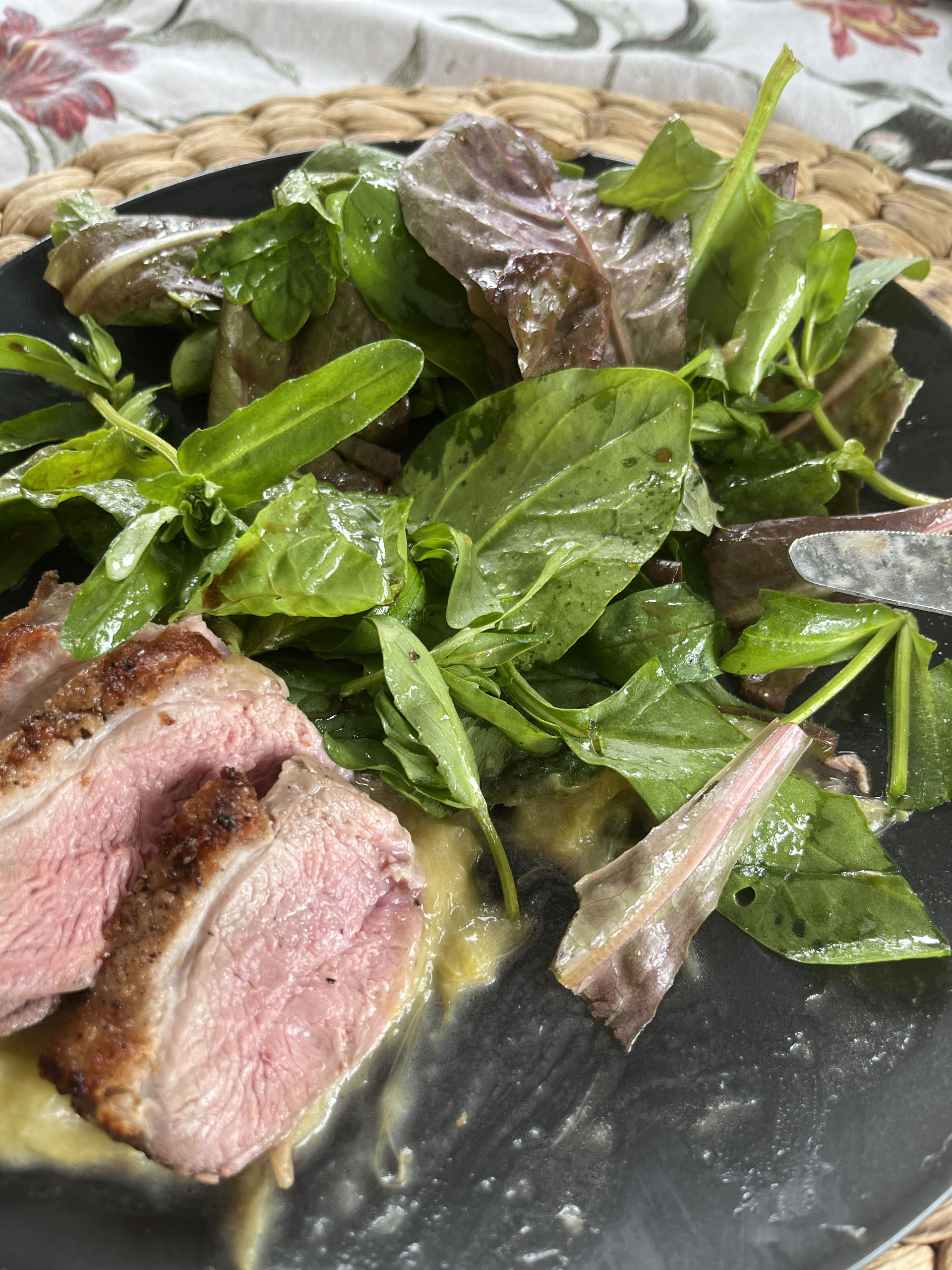 Rozé kacsamell rebarbarával és zöldsalátával