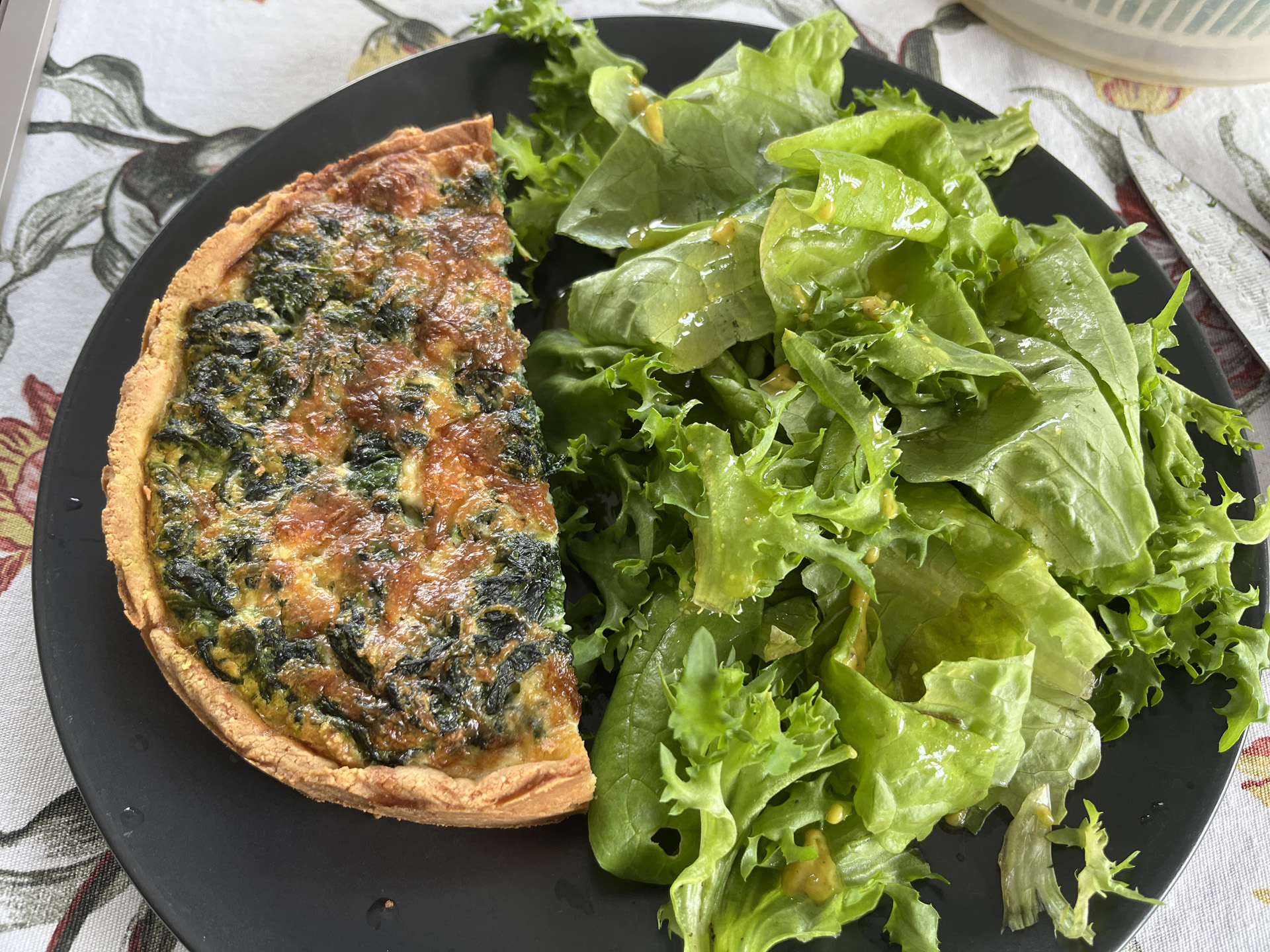 Spenótos mandulaquiche zöldsalátával