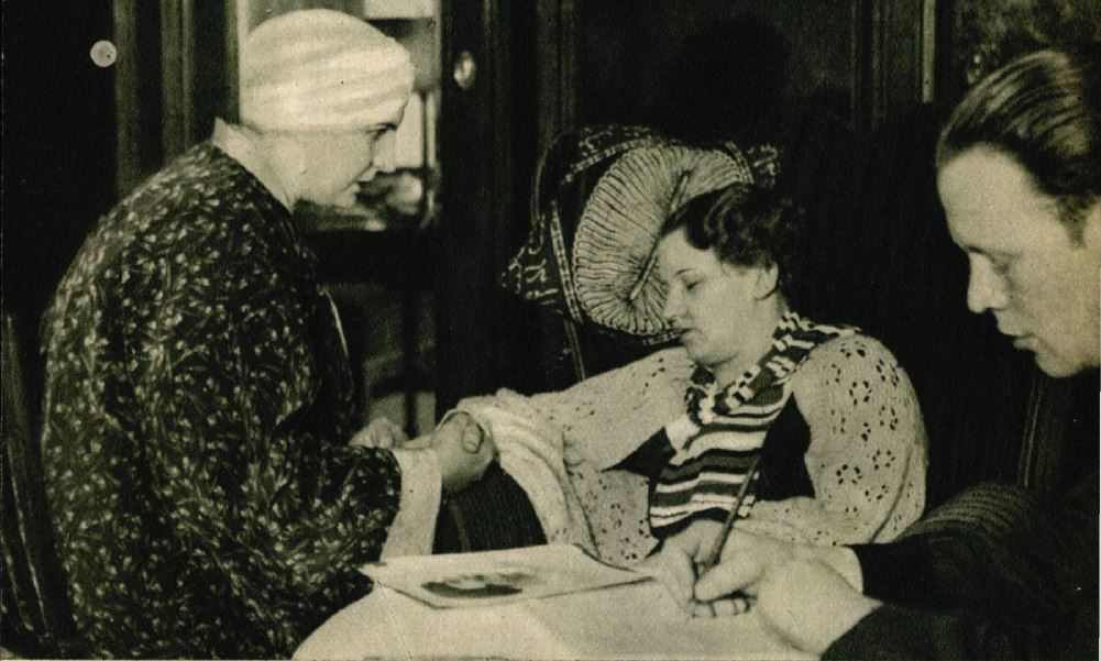 Terfren Laila egy médiumon keresztül jósol (fotó: Színházi Élet)