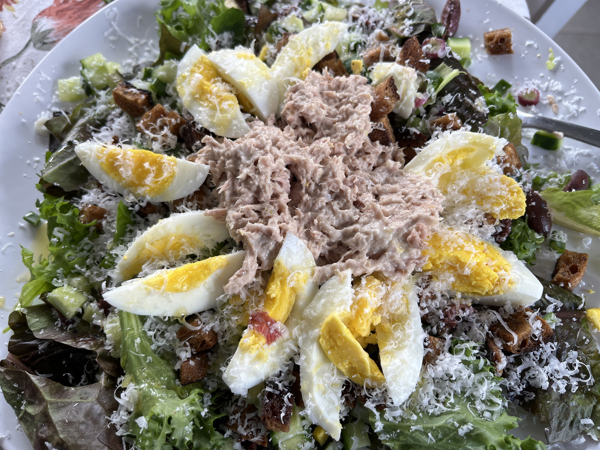 Tonhalsaláta gazdagon