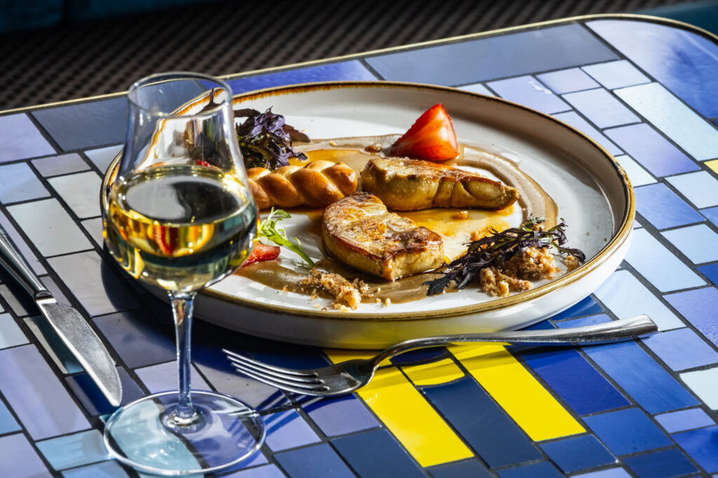 Sült kacsamáj, szotyi, szamóca, kalács 