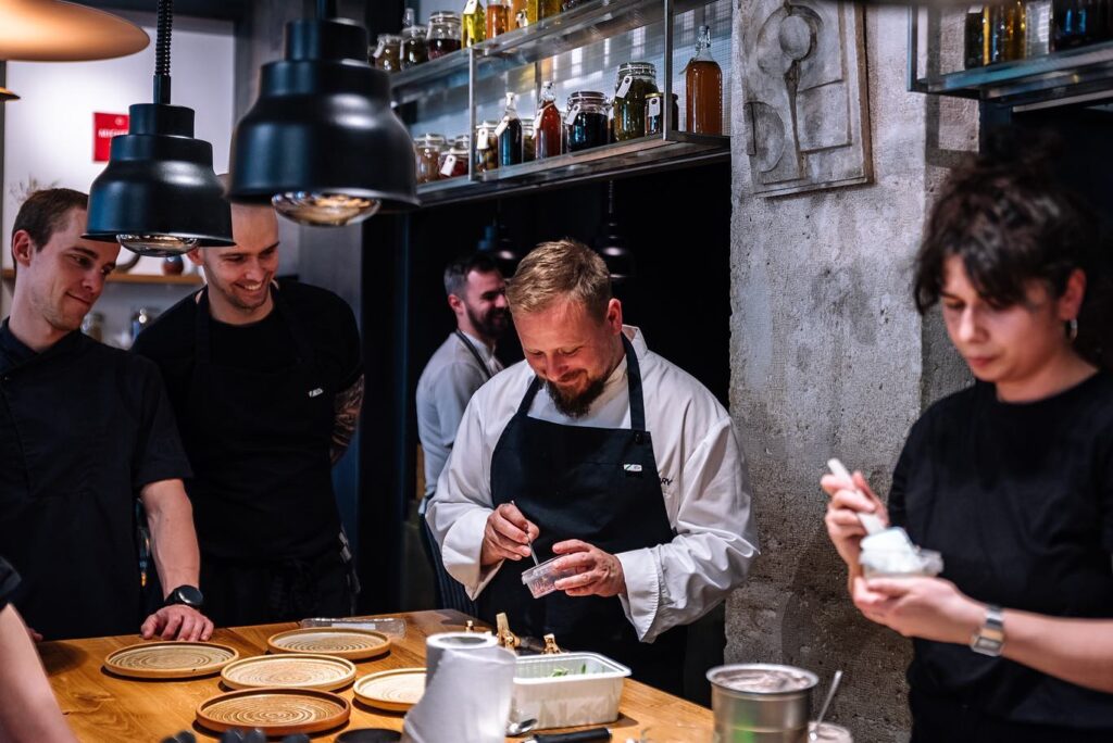 Tóth Szilárd séf és a SALT étterem csapata munka közben