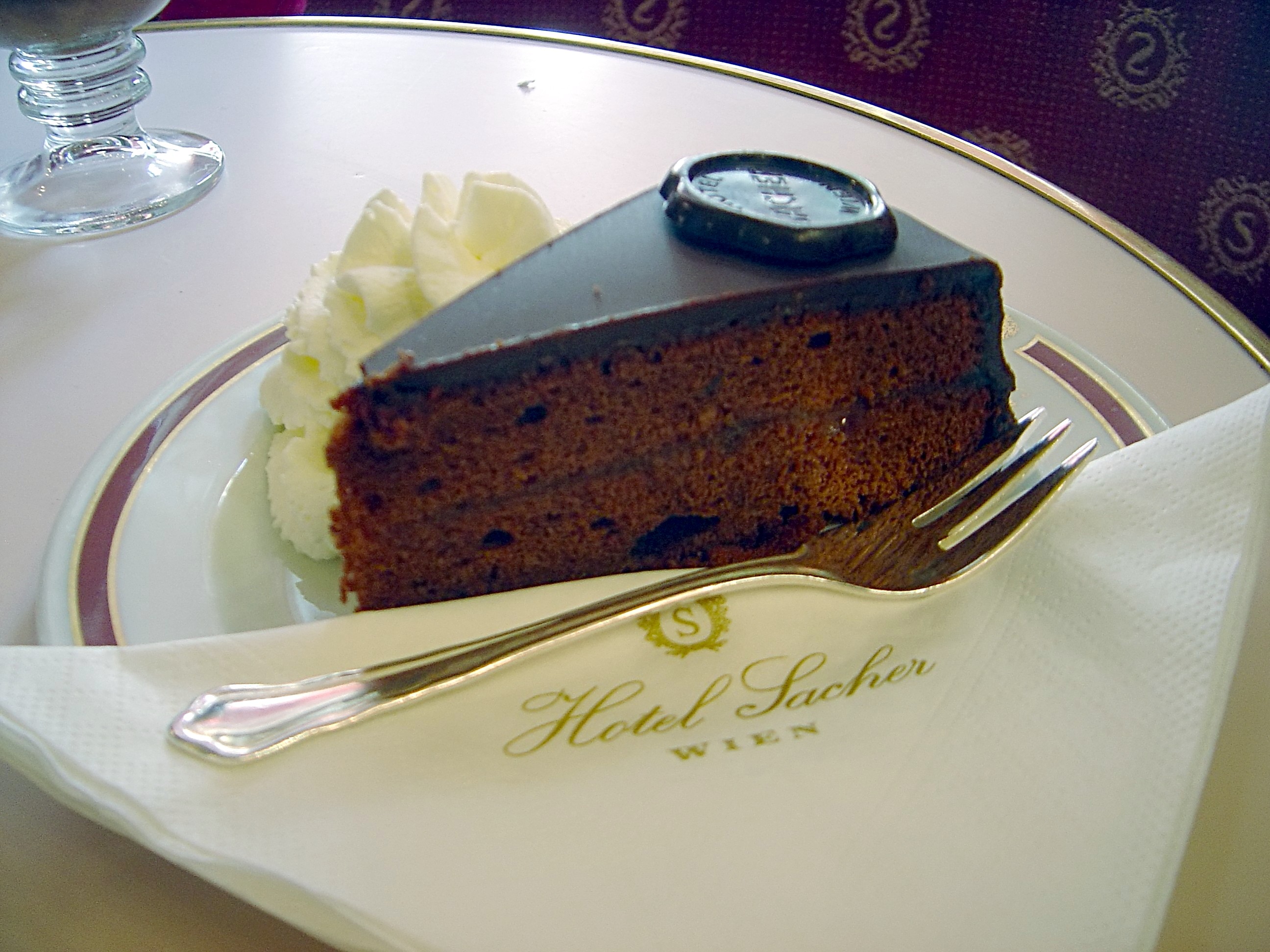 A bécsi Hotel Sacher Sacher-tortája