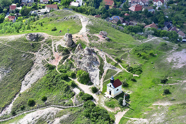Budaörs sváb település: a Kőhegyi kápolna látképe madártávlatból