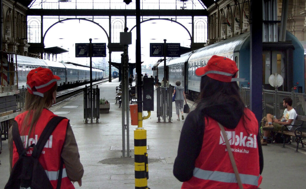 Ingyenes újságot osztogató szünidős diákok