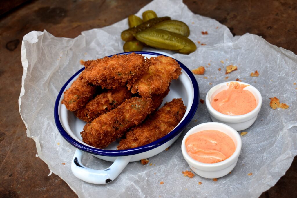 Rántott kovászos uborka chilis majonézzel