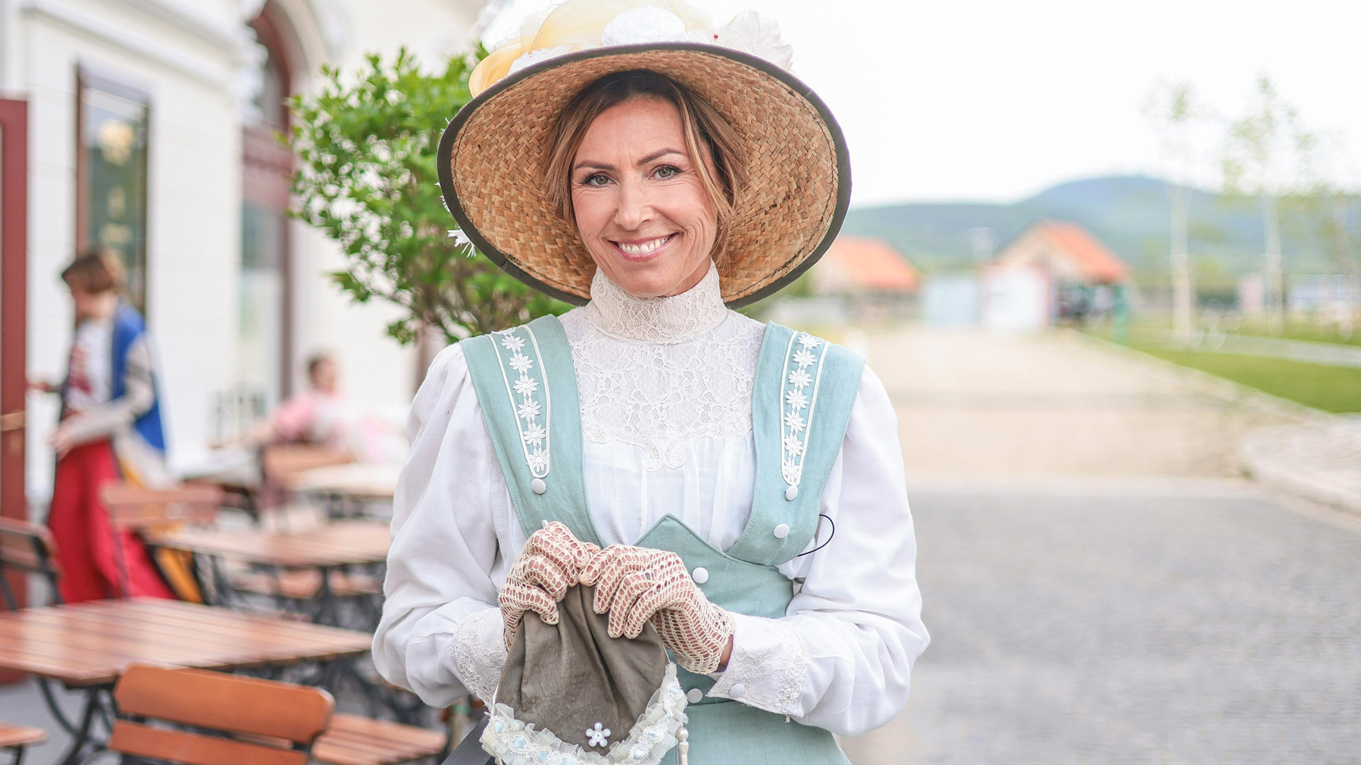 Miklósa Erika korabeli erdélyi ruhában