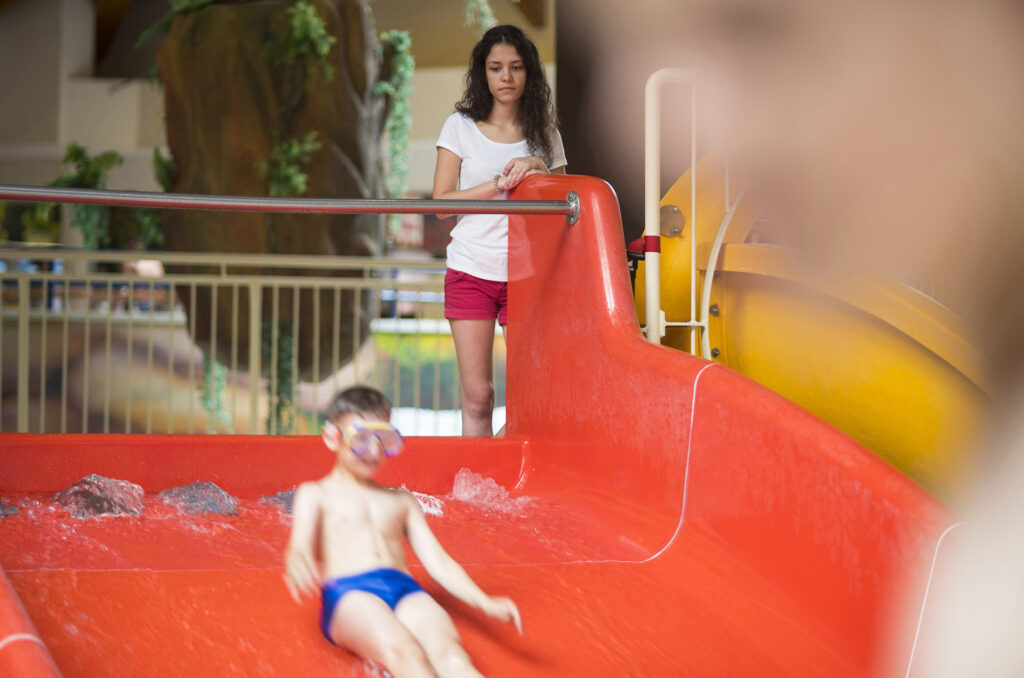 Diákmunkás figyeli a csúszdázókat