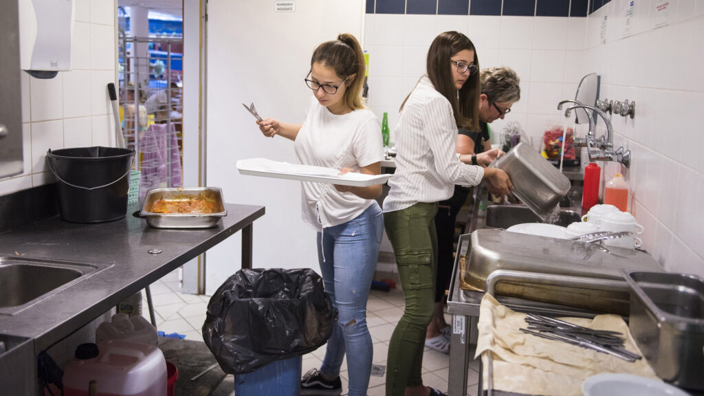 Diákmunkások mosogatnak