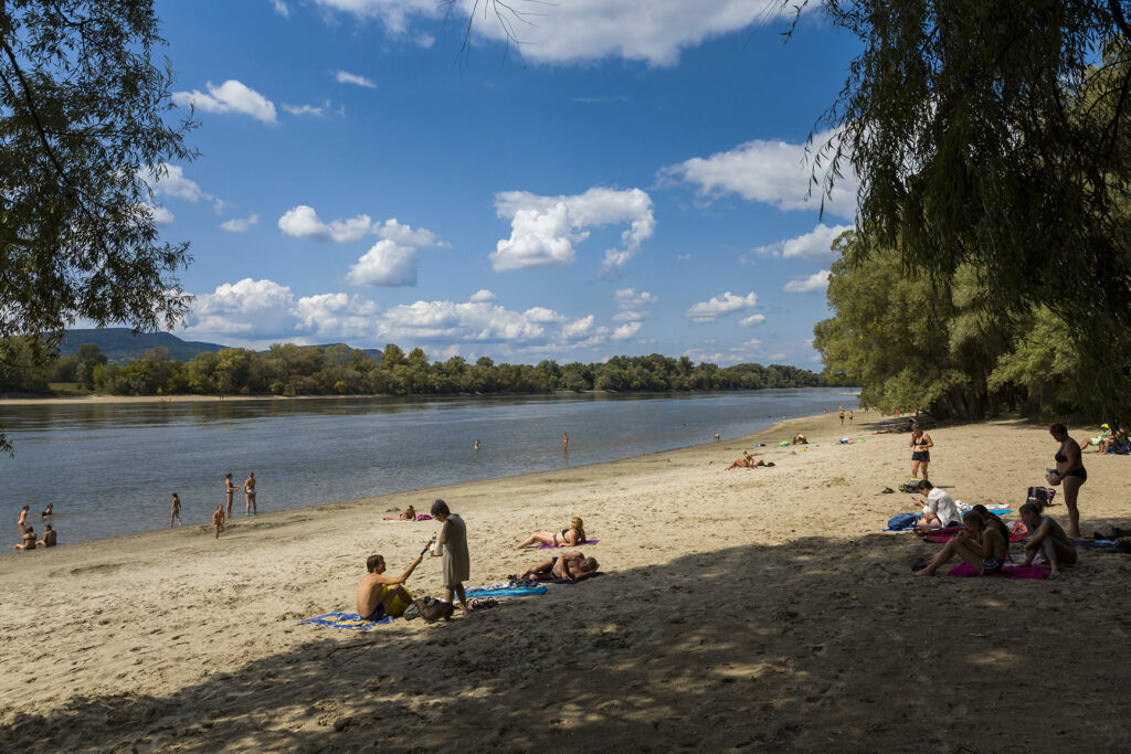 Fürdőzők a Duna partján alacsony vízállásnál Gödnél (MTI Fotó: Mohai Balázs)