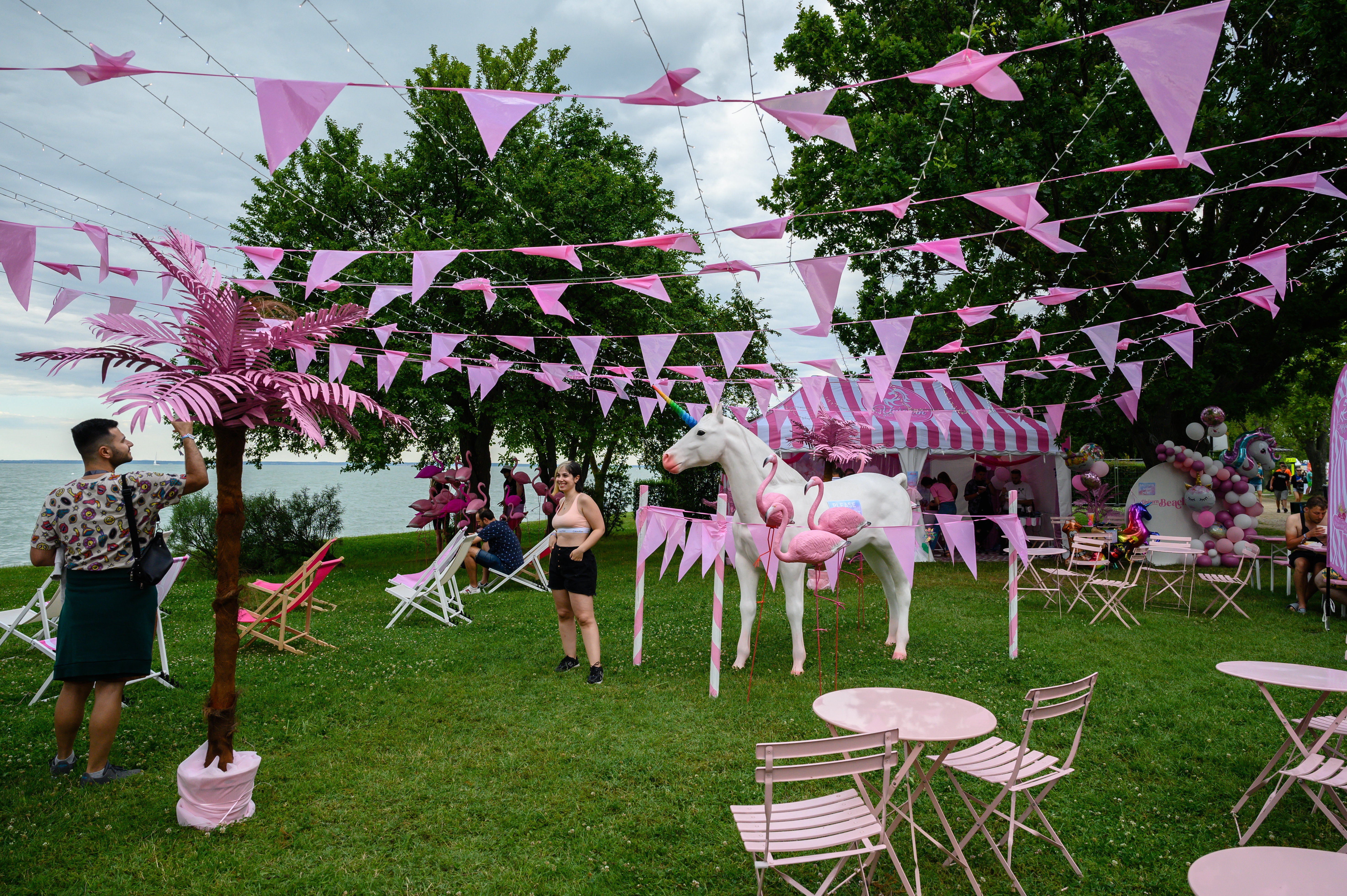 Fesztiválozók a Balaton Sound fesztivál nyitónapján Zamárdiban 2023. június 28-án. Négy napon át a világ legjobb DJ-i lépnek a színpadokra a Balaton-parti településen.