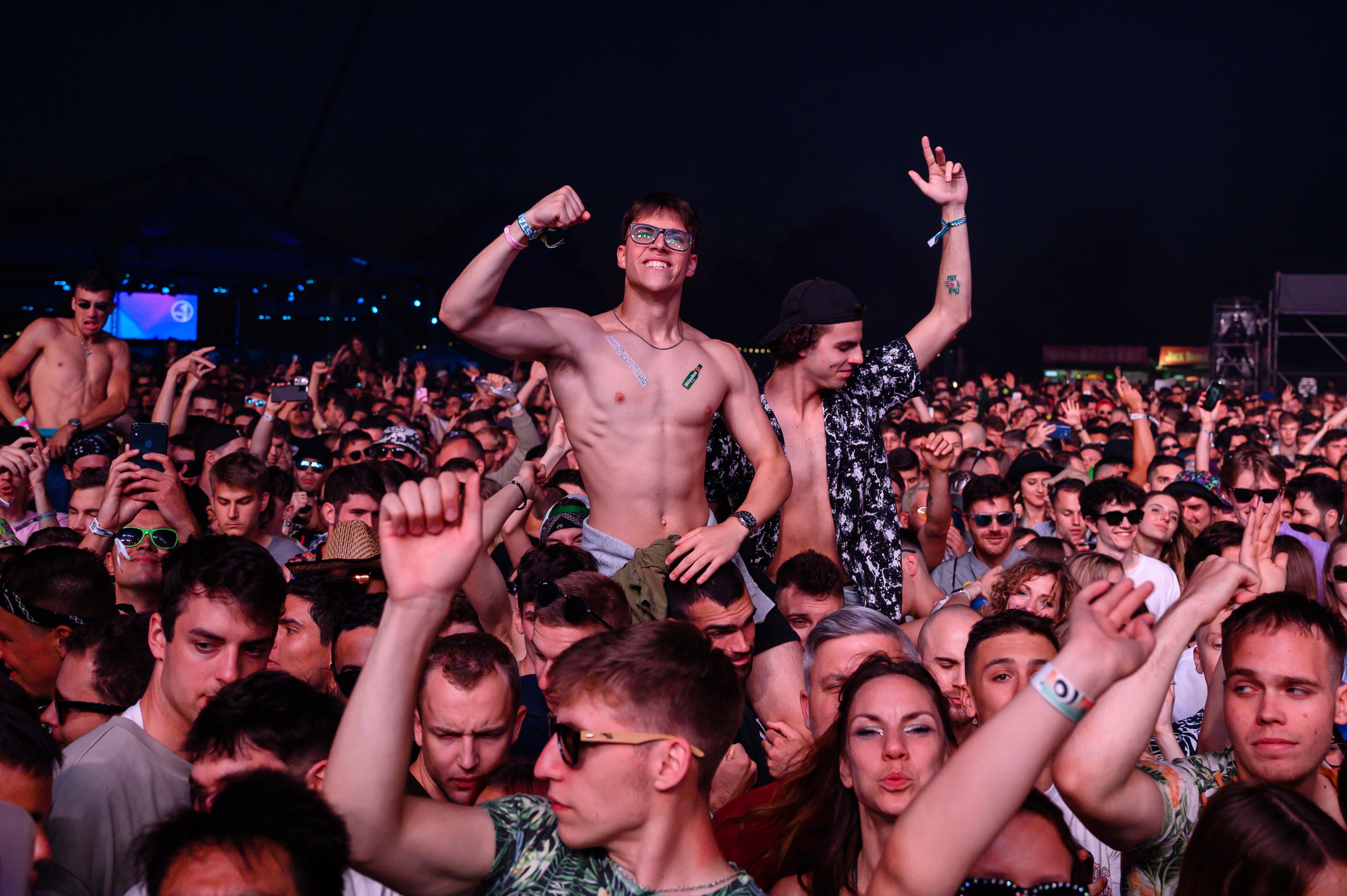 Fesztiválozók a holland zenész és producer Hardwell (Robbert van de Corput) koncertjén a Balaton Sound fesztivál nyitónapján Zamárdiban 2023. június 28-án.