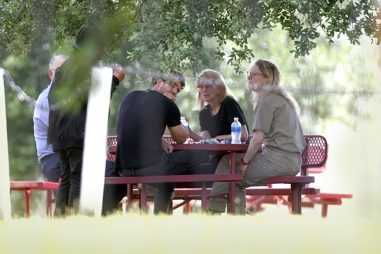 Elizabeth Holmes családi látogatás a börtönben