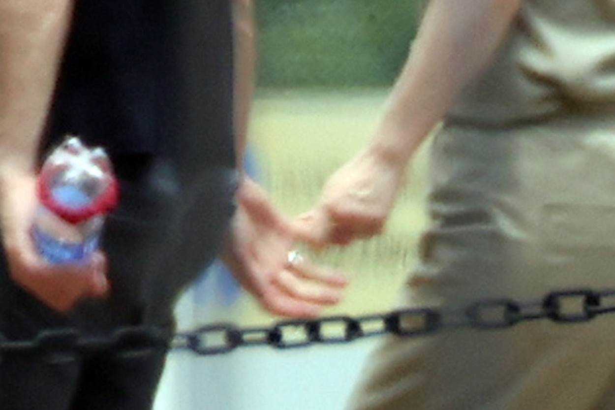 Elizabeth Holmes és Billy Evans kezei összeérnek