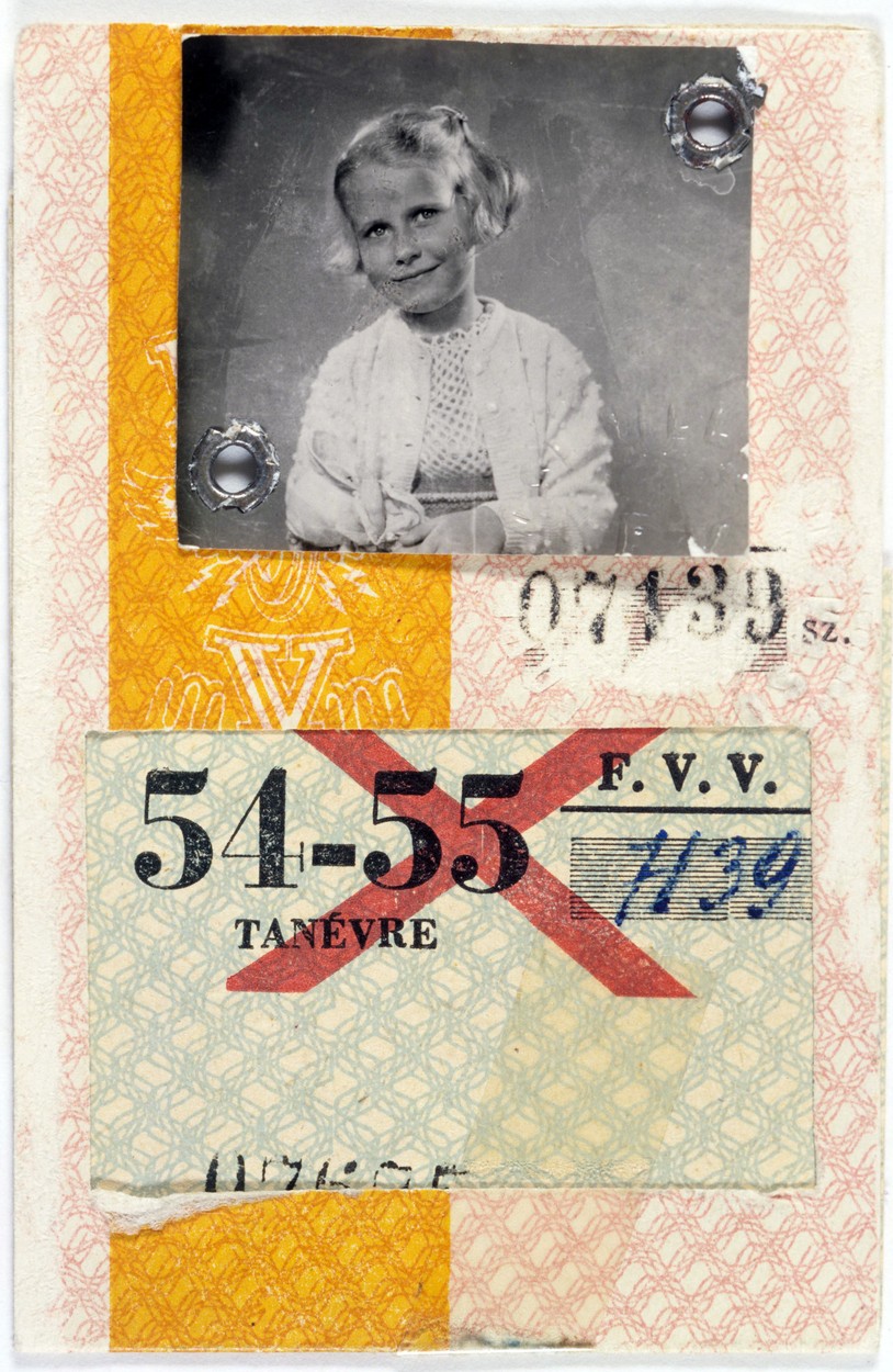 Esztergályos Cecília kislányként