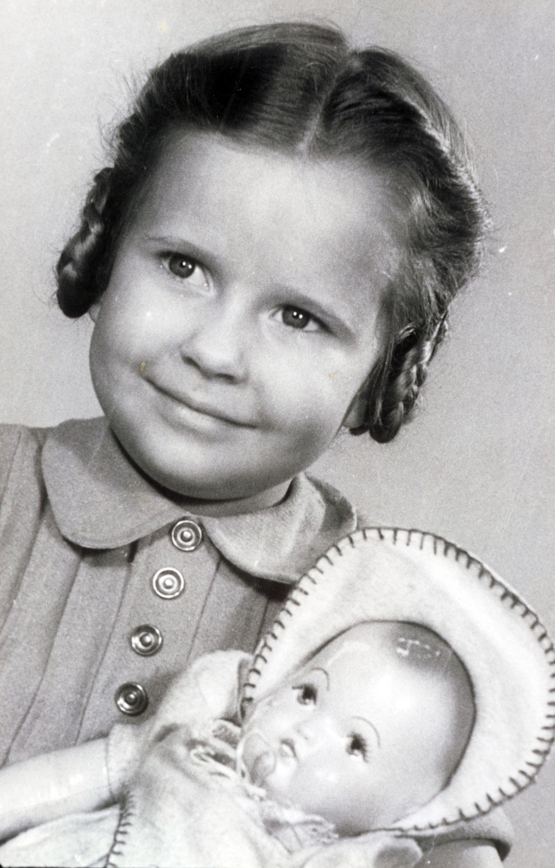 Esztergályos Cecília kislányként