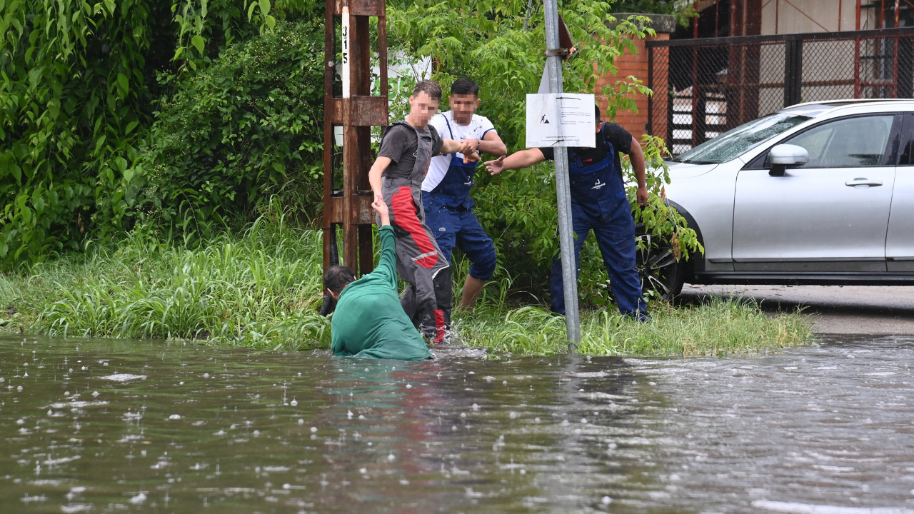 Egy férfit segítenek ki a felgyülemlett esővízből, akinek a lába a villamossínek közé szorult a Maglódi úton 2023. június 9-én. A férfi feltehetően alábecsülte a víz mélységét, amikor megpróbált átkelni rajta és közben történt a baleset. A közelben tartózkodó férfiak segítségével tudta kiszabadítani a lábát.
