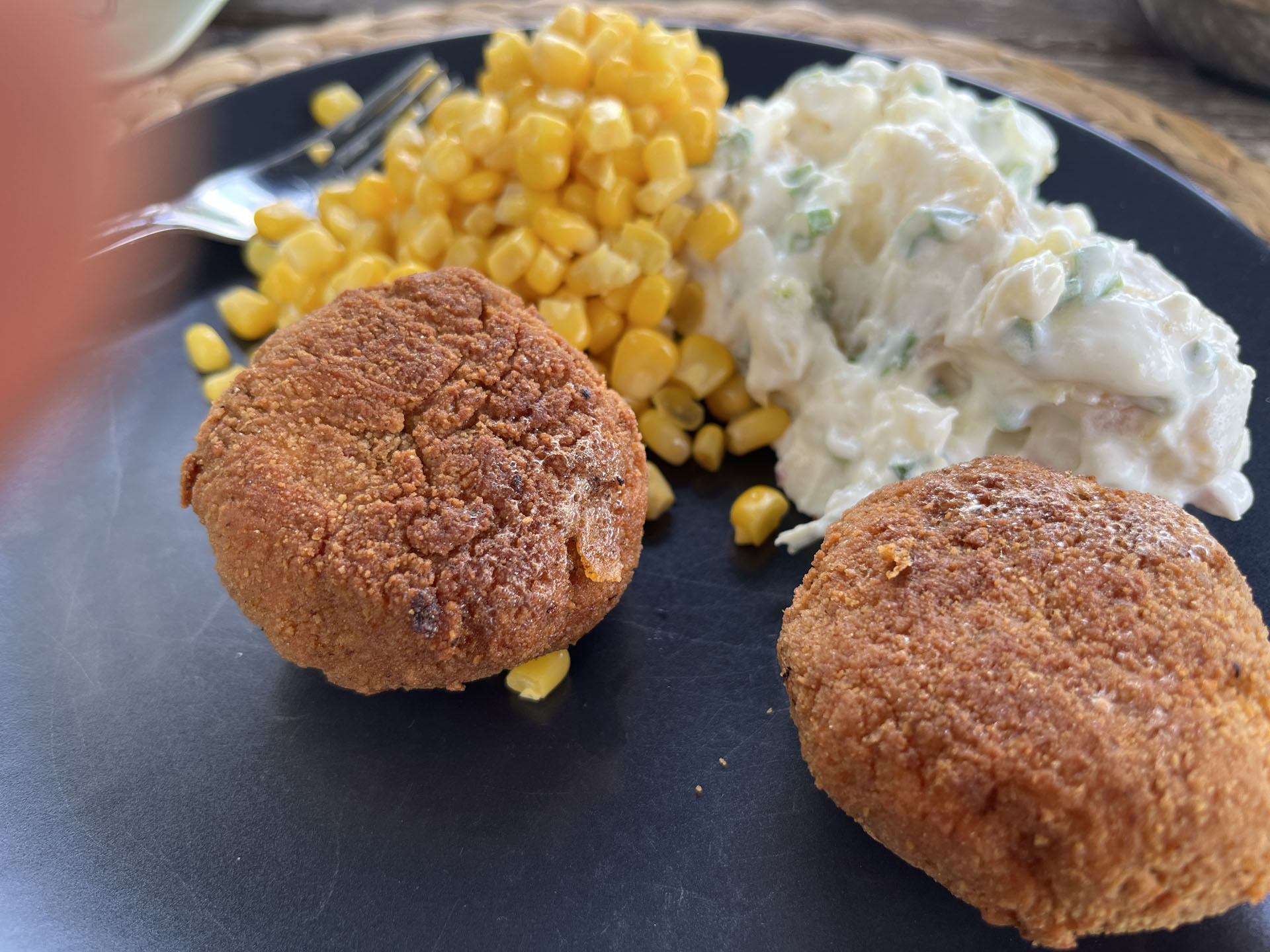 Fasírt majonézes krumplival és kukoricával