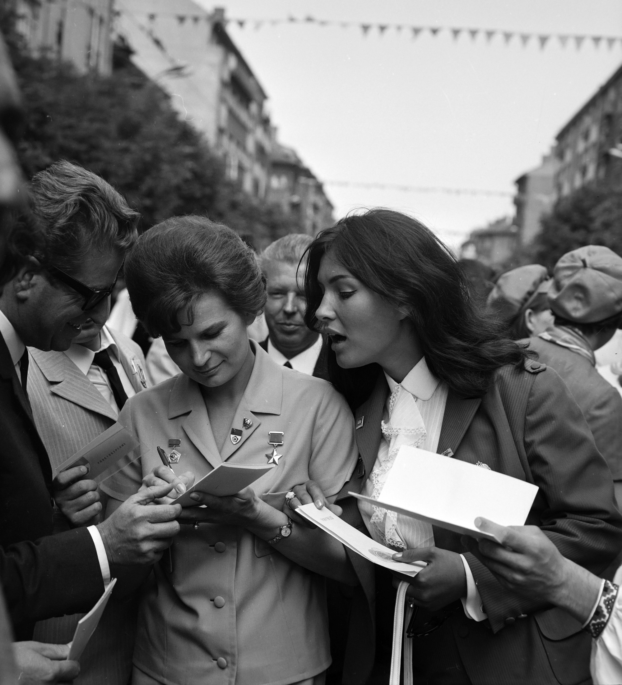 Stanisław Mikulski lengyel színművész, Valentyina Tyereskova, az első női űrhajós és Pécsi Ildikó színművésznő.