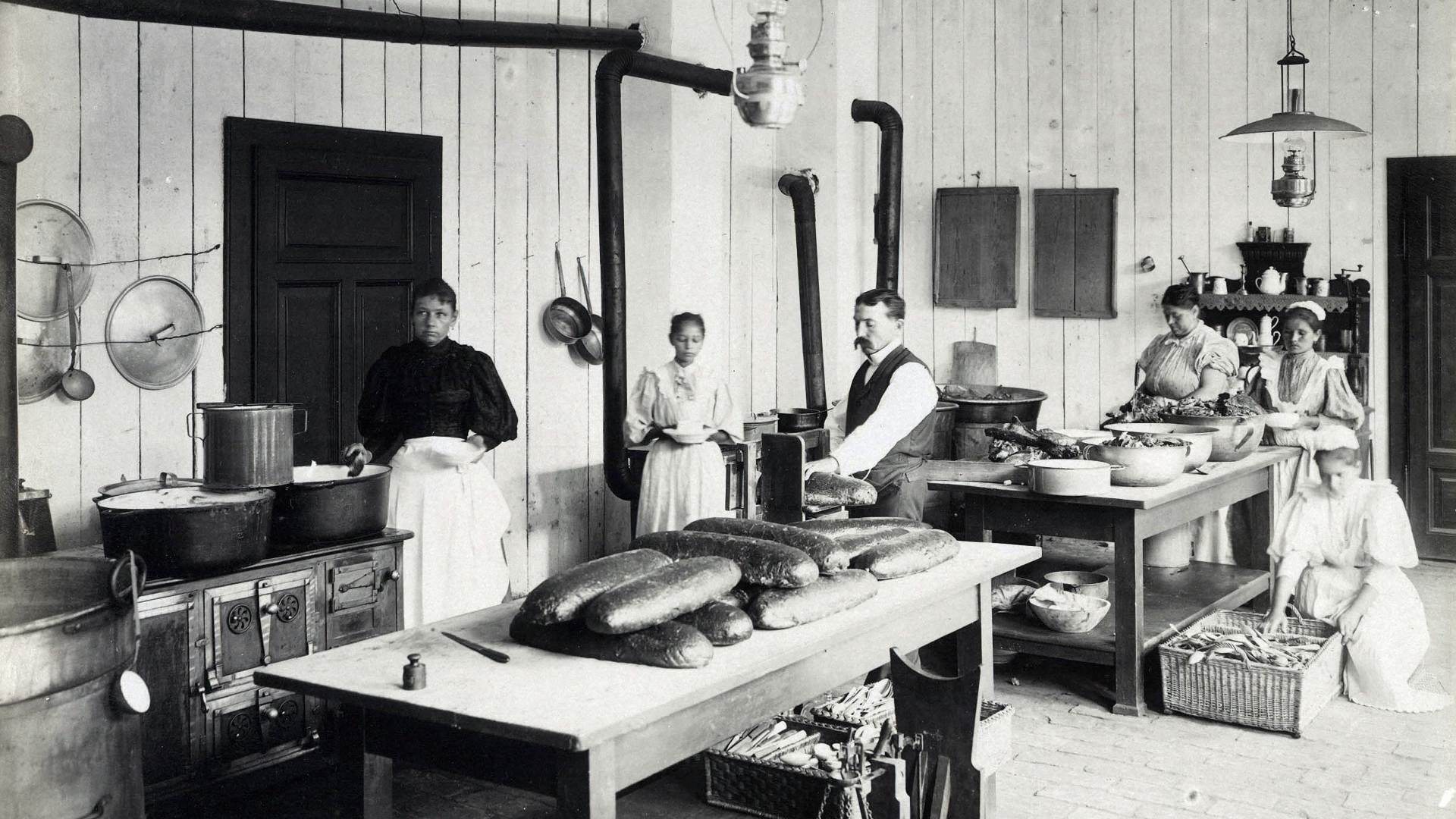 Gizella út, a Millenniumi kiállítás látogatóinak elszállásolására épült barakktelep konyhája. A felvétel 1896-ban készült.