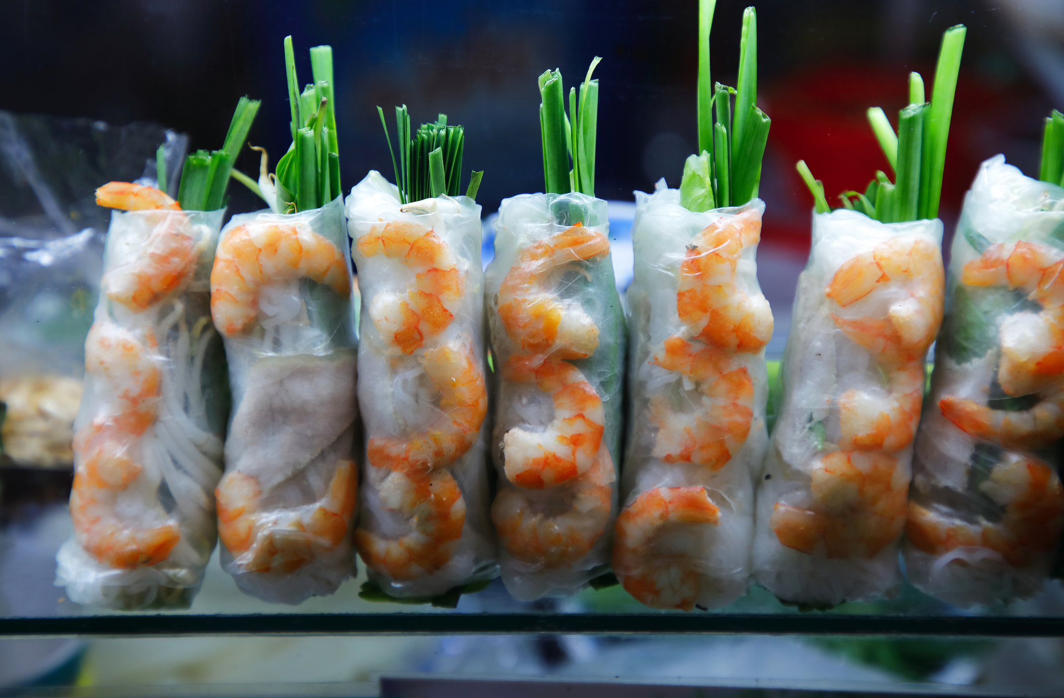 Nyári tekercsek tálalva.