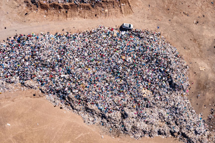 Használt ruhák a sivatagban. Iquique szabadkereskedelmi övezetébe 2021 októberéig 29 178 tonna érkezett belőlük.