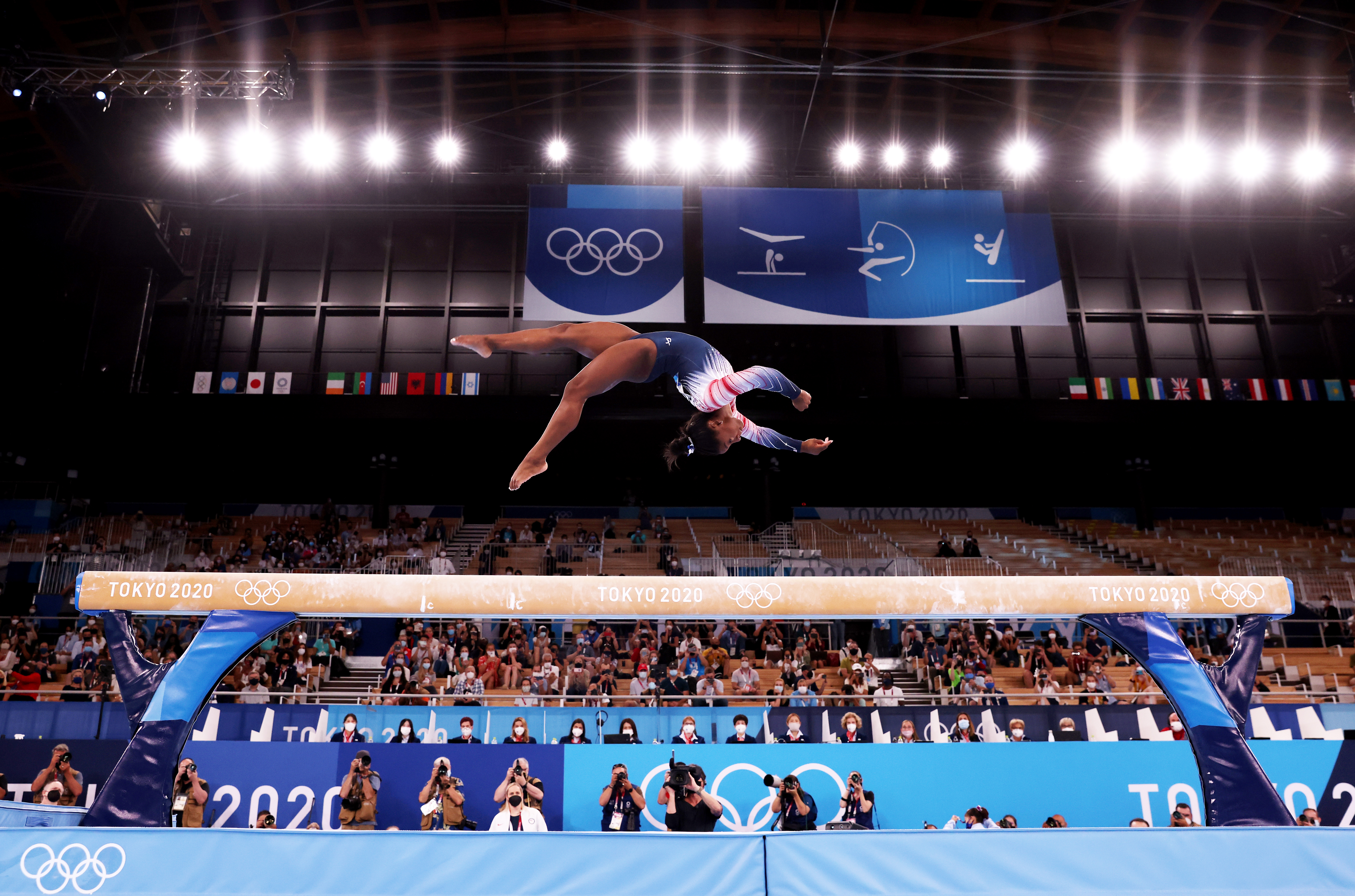 Simone Biles az Egyesült Államok csapatából a női gerenda döntőjében a 2020-as tokiói olimpiai játékok tizenegyedik napján az Ariake Torna Központban 2021. augusztus 3-án, Tokióban, Japánban