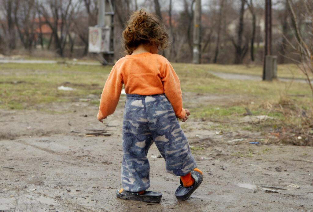 Gyerek papucsban a sárban