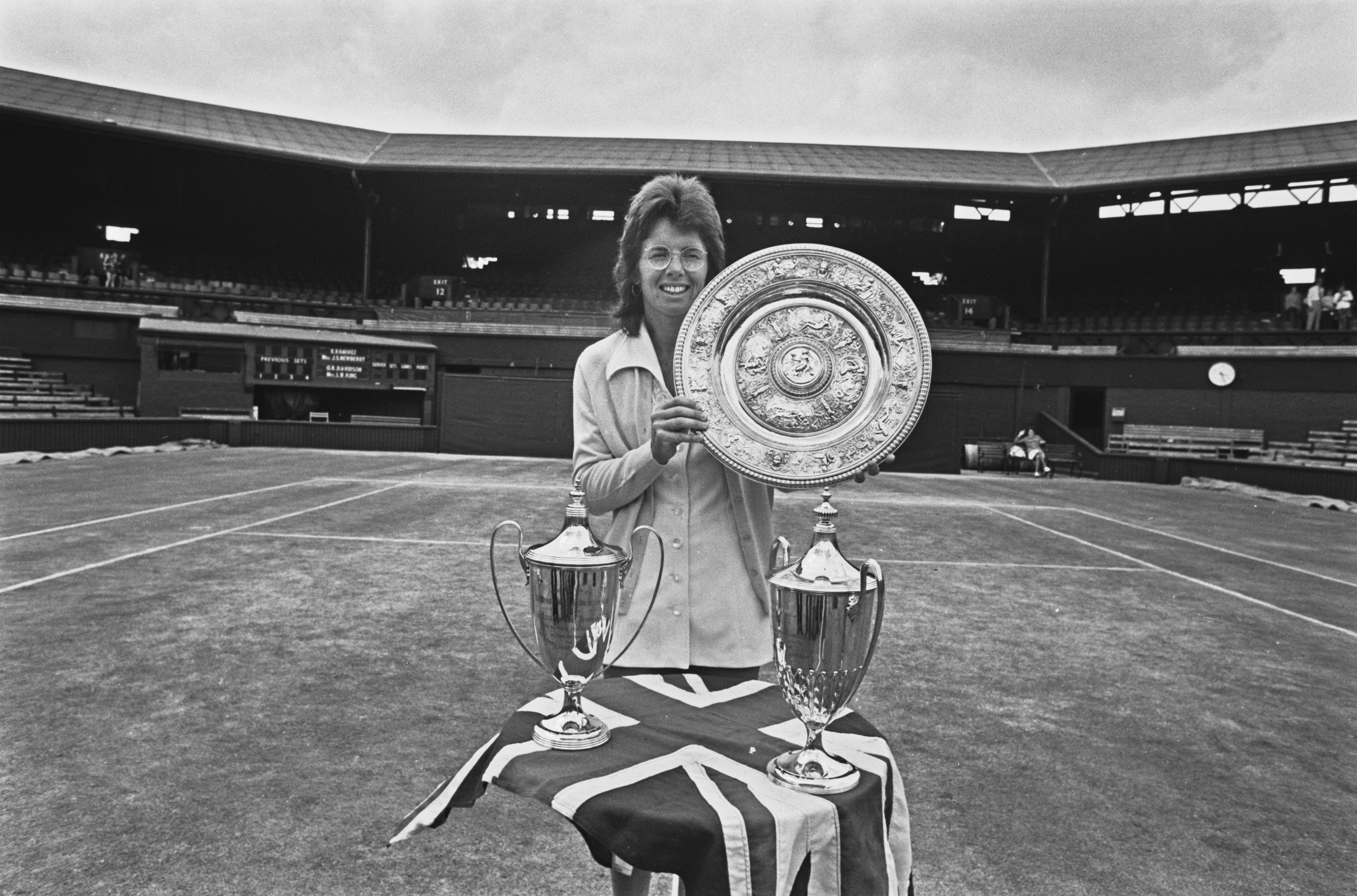Billie Jean King az 1973-ban szerzett trófeájával