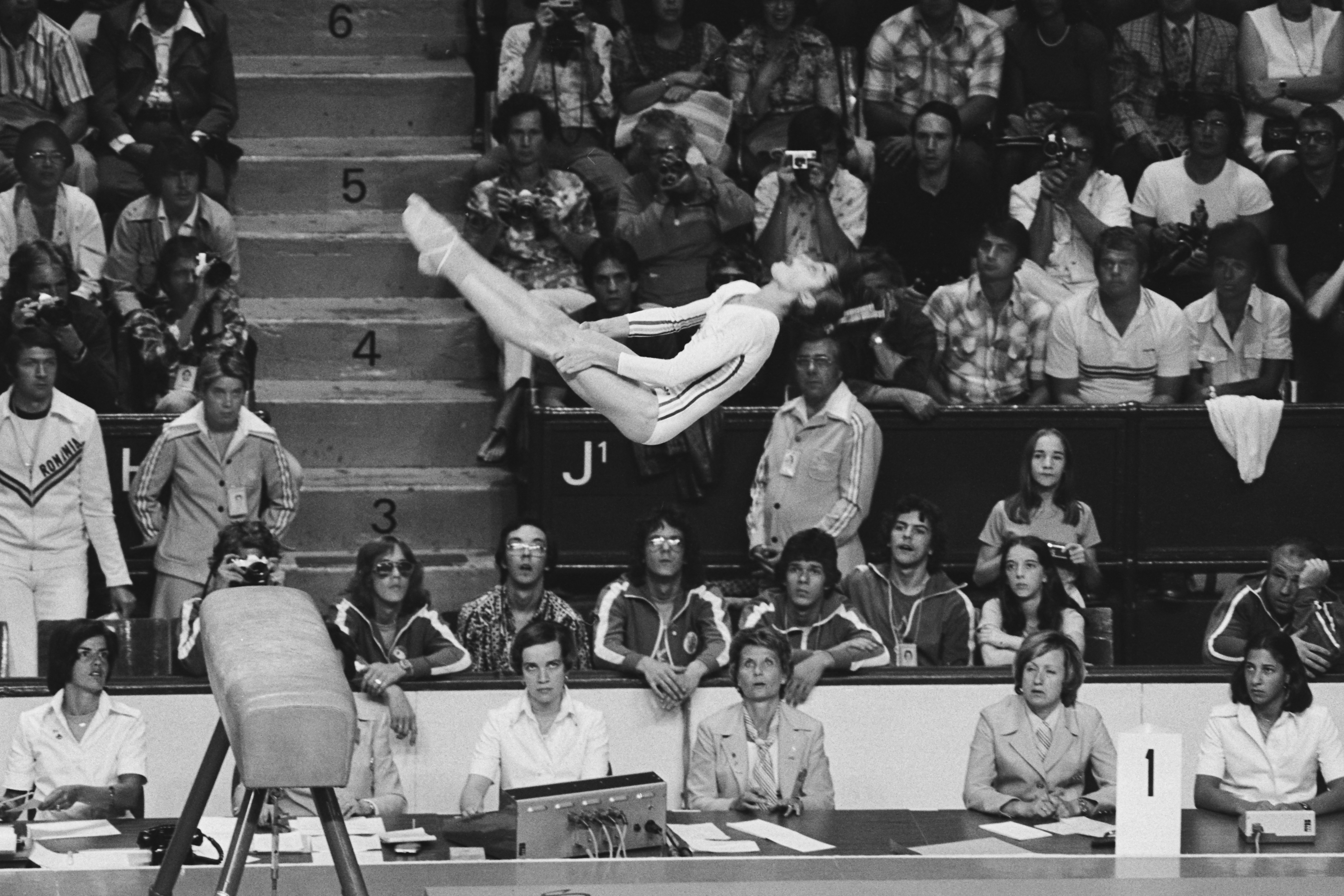 Nadia Comaneci román tornász aranyérmet nyer az 1976. évi nyári olimpiai játékokon a kanadai Montrealban 1976. július 26-án.