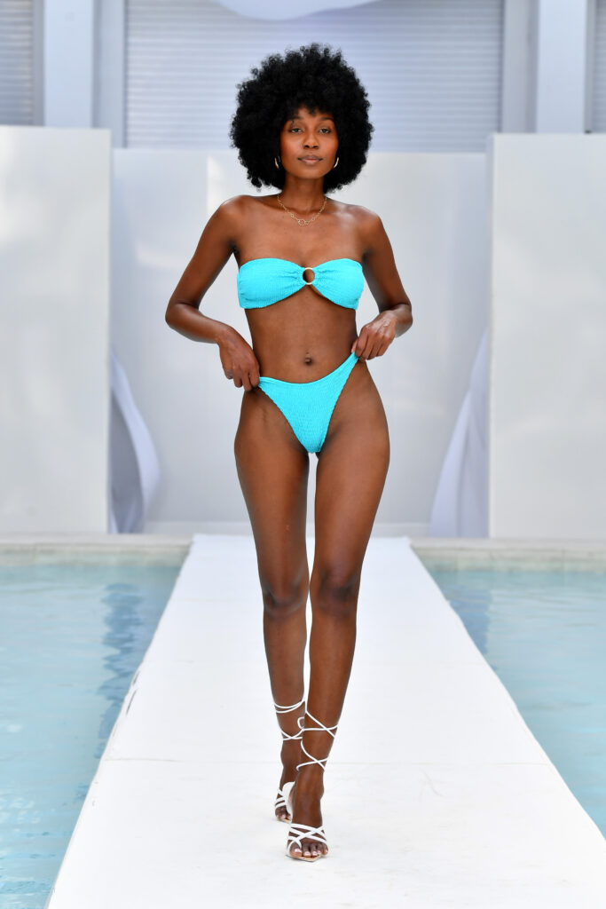 Pánt nélküli fürdőruha