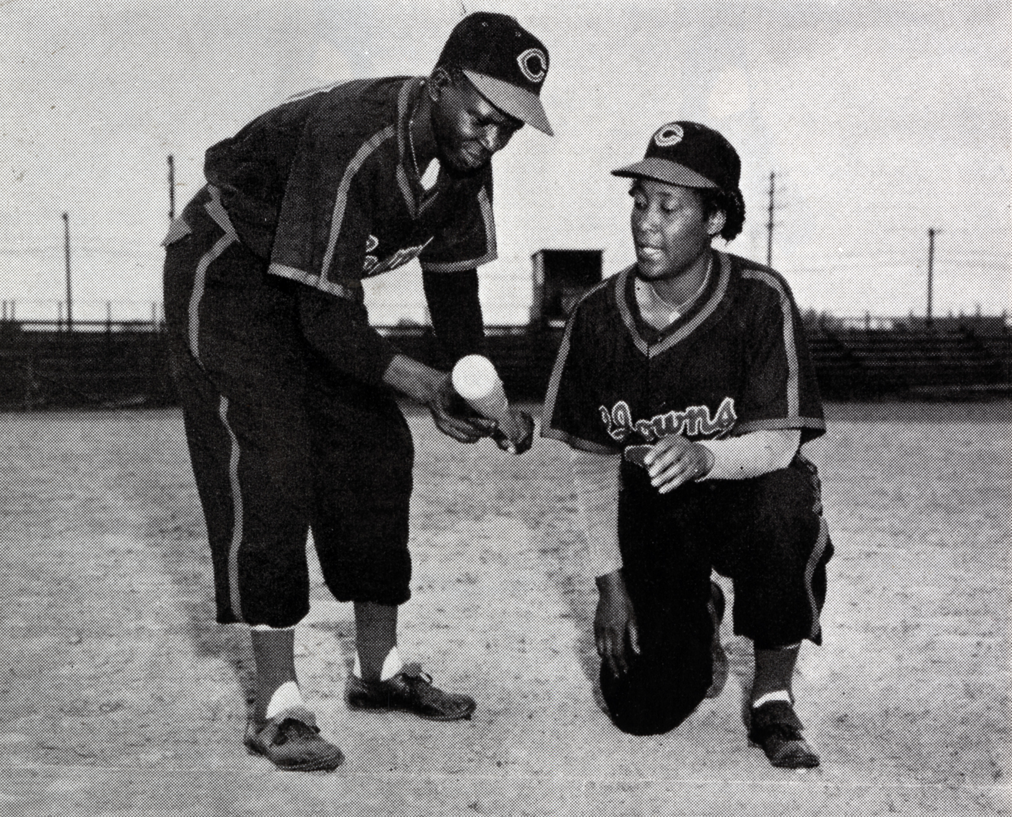 A National Negro Leagues Indianapolis Clowns csapattársai pózolnak egy fényképhez 1950 körül Indianapolisban, Indianában.