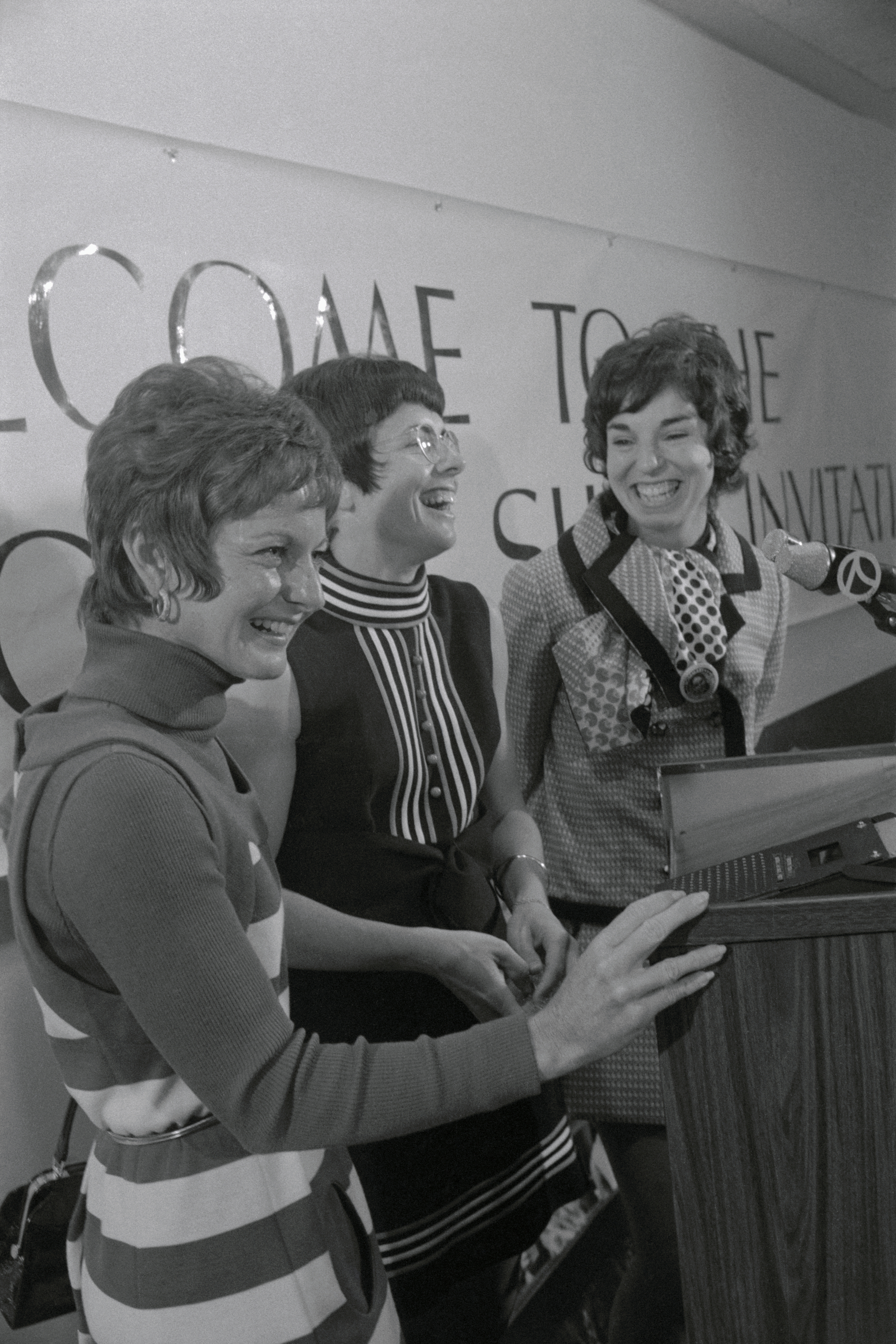 A világ három vezető női teniszcsillaga látható az itteni sajtótájékoztatón, ahol bejelentették, hogy ők és 8 másik, szerződéses profi teniszezőnő egy versenysorozaton fognak részt venni