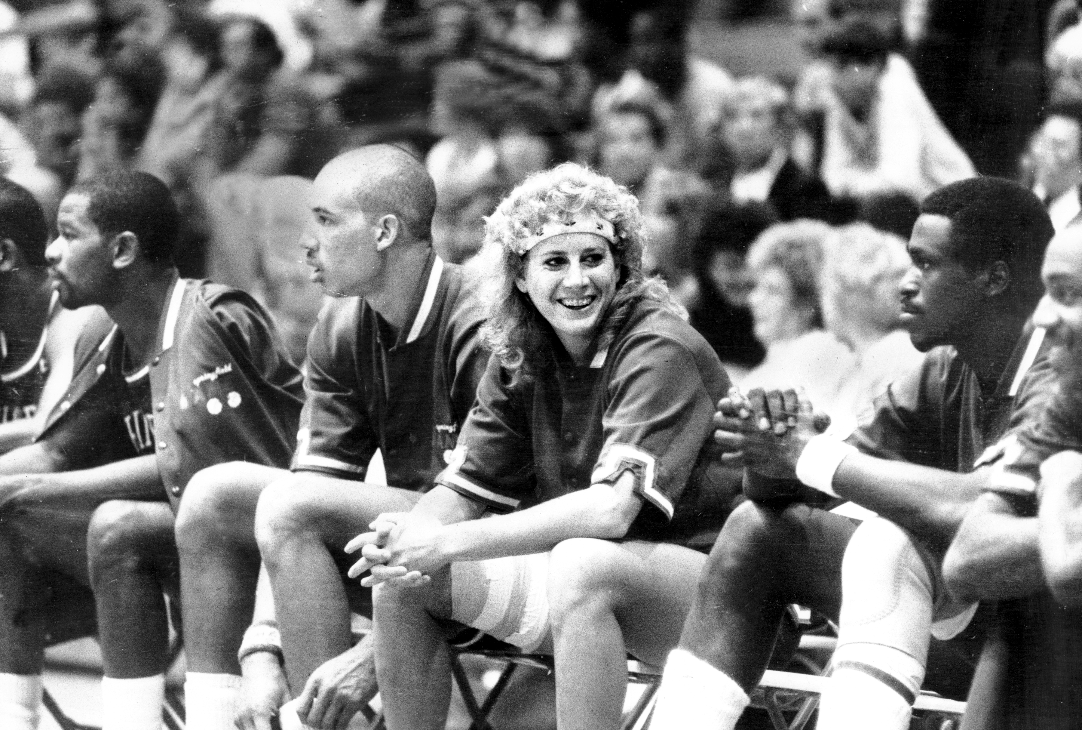 Nancy Lieberman az első nő, aki bekerült a férfi profi ligába.