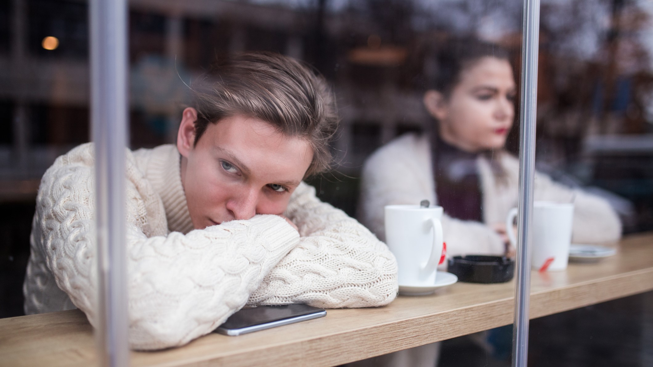 Fiatalok unatkoznak egy kávézóban