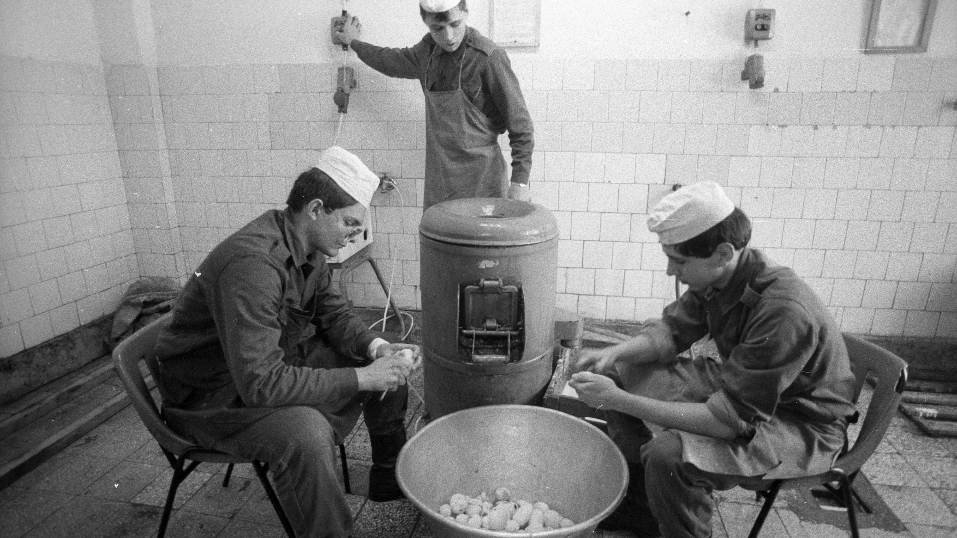 Krumplit pucoló kiskatonák a laktanyában