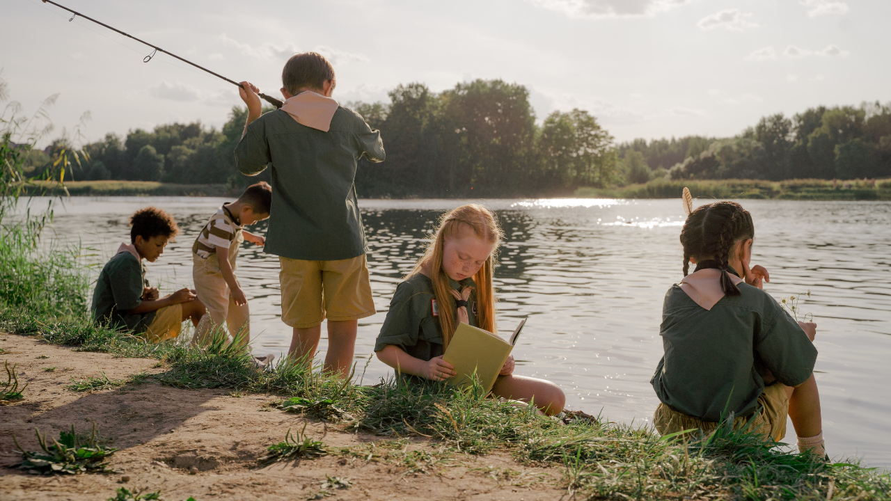 Gyerekek pecáznak a tóparton