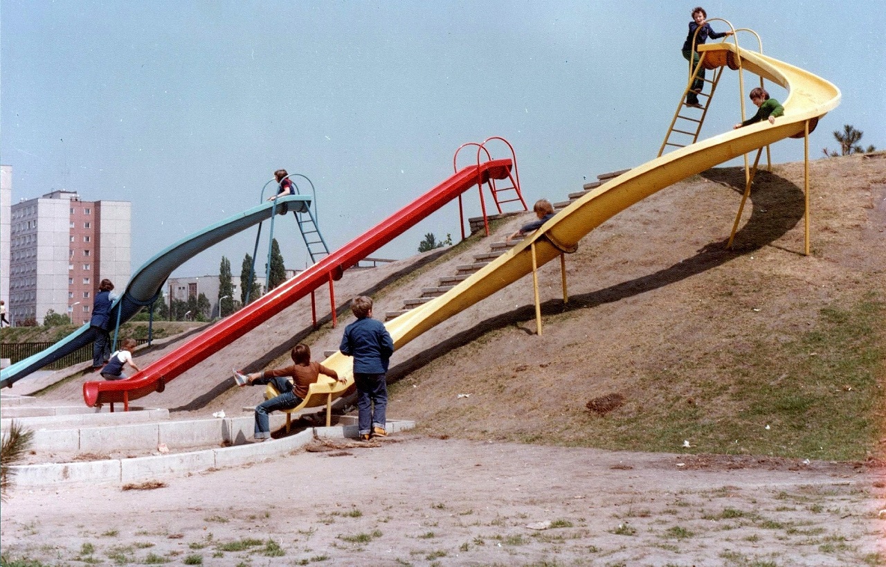 Csúszdázó gyerekek