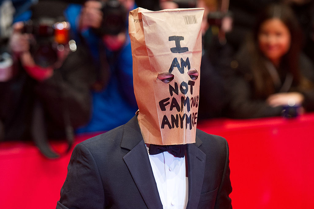 Shia Labeouf zacskóval a fején