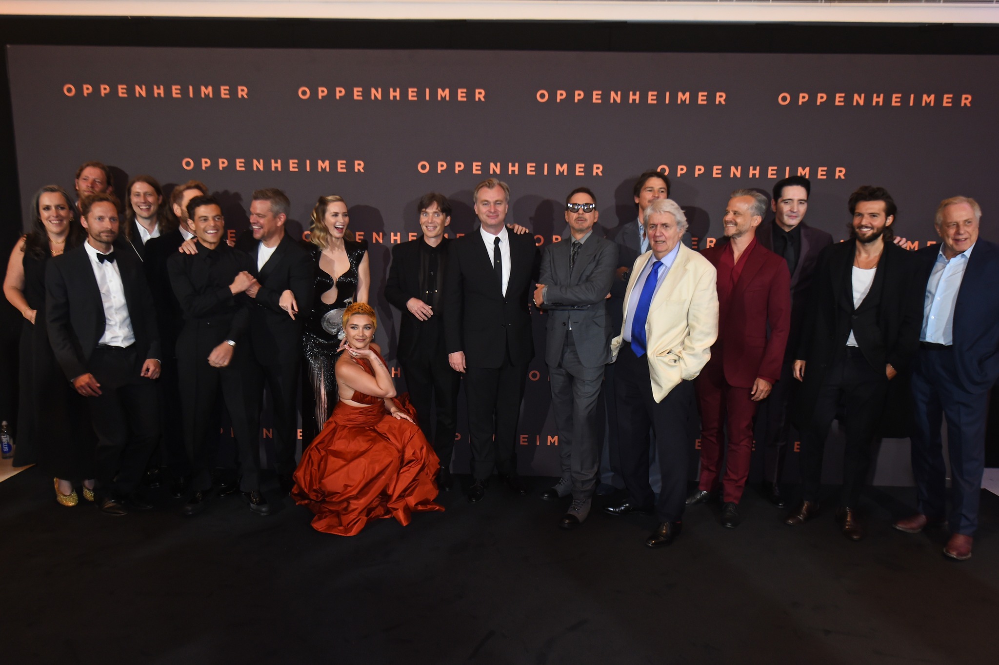 A színészek együtt pózolnak a film premierjén