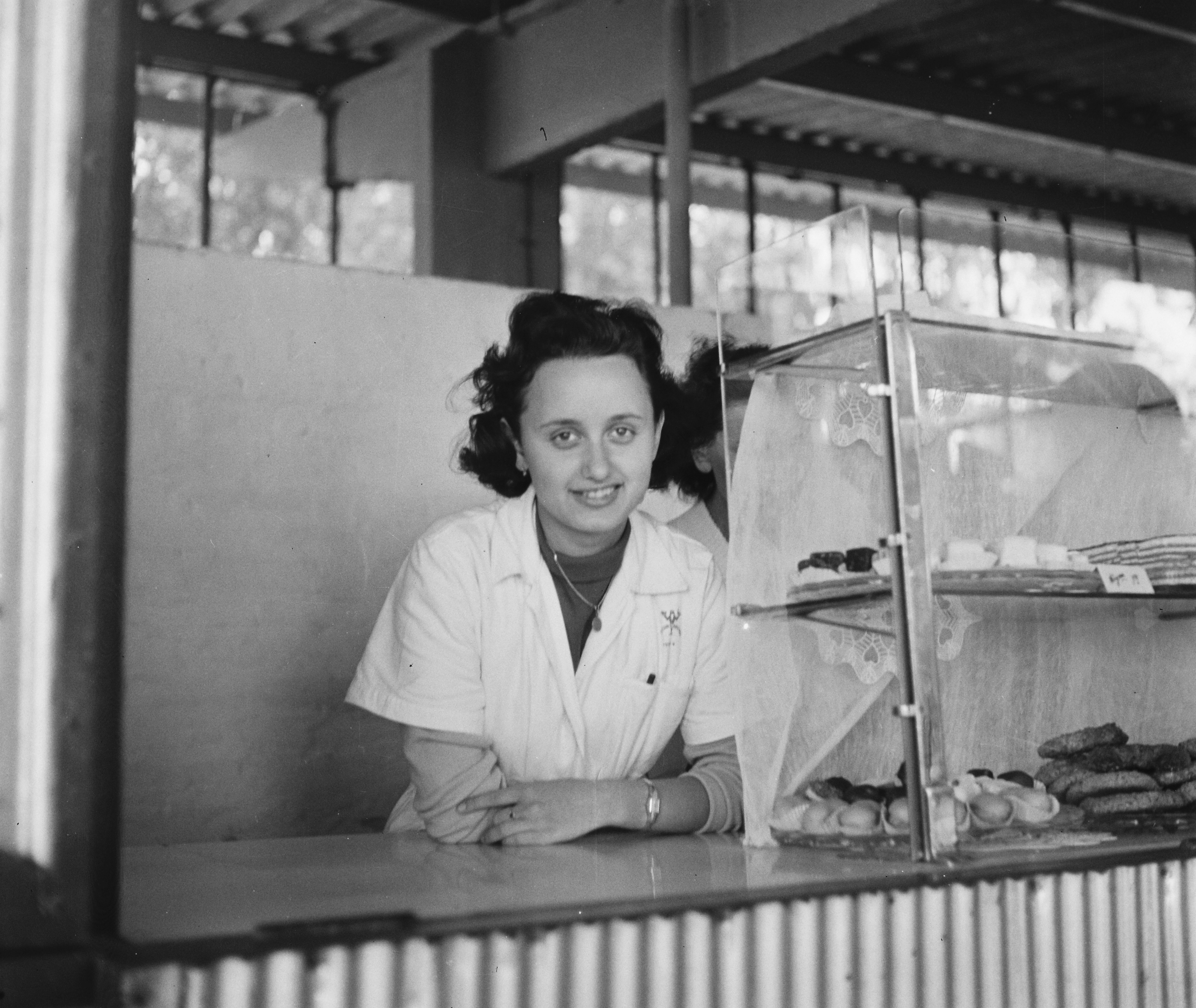 1959, Siófok, Petőfi sétány, pultoslány