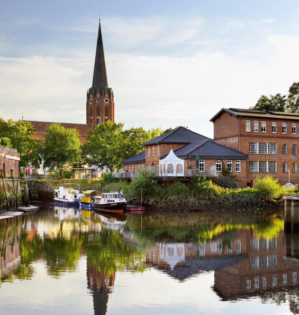 Buxtehude: harbor with St. Petri Church