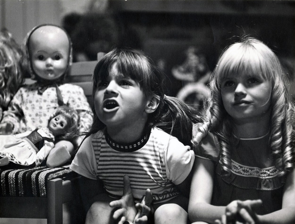 Ábel Anita (b) és Ullmann Mónika (j) az 1981-es Szeleburdi család című filmben