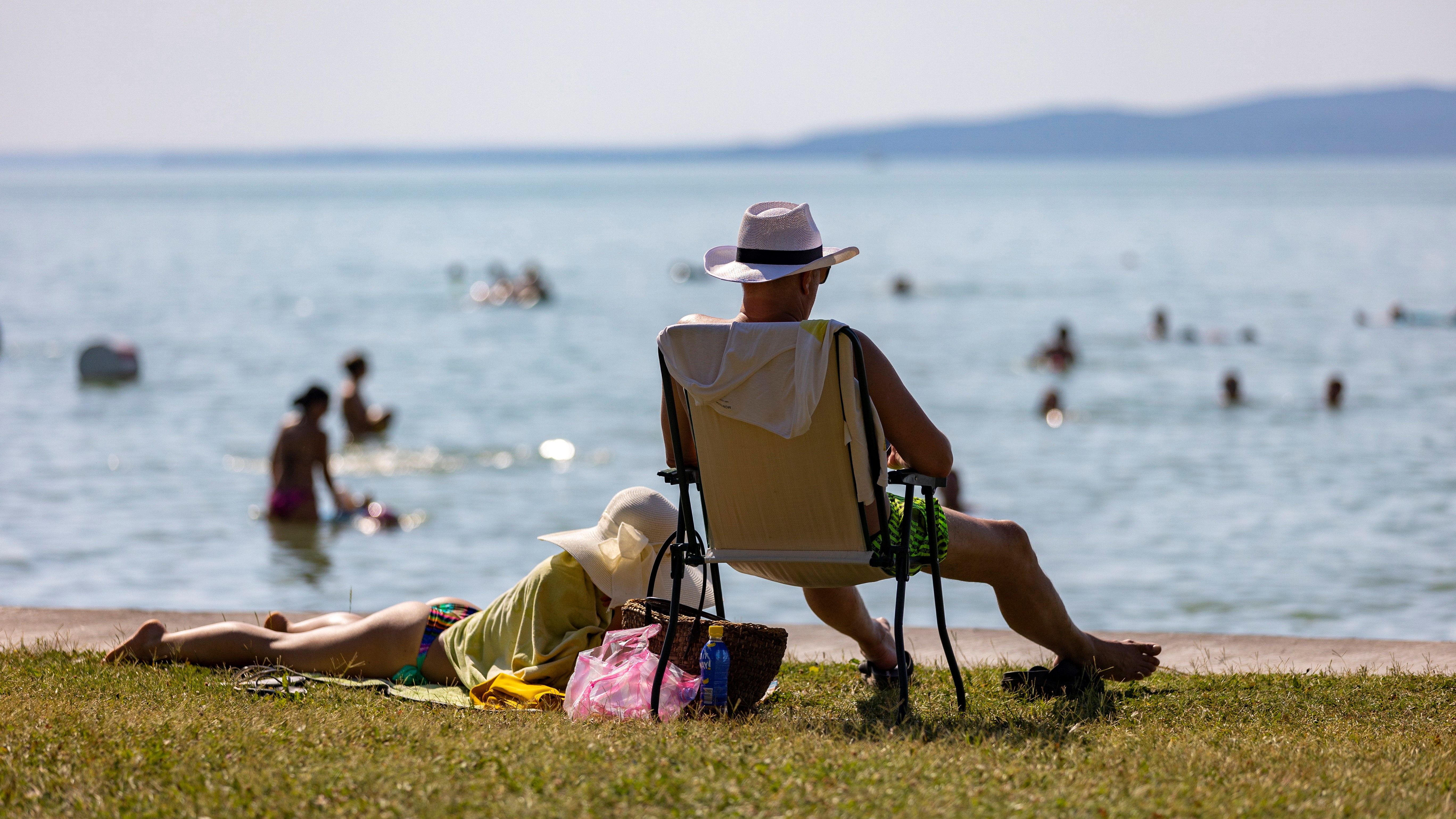 Napozók a Balaton partján Fonyódnál, a bélatelepi strandon