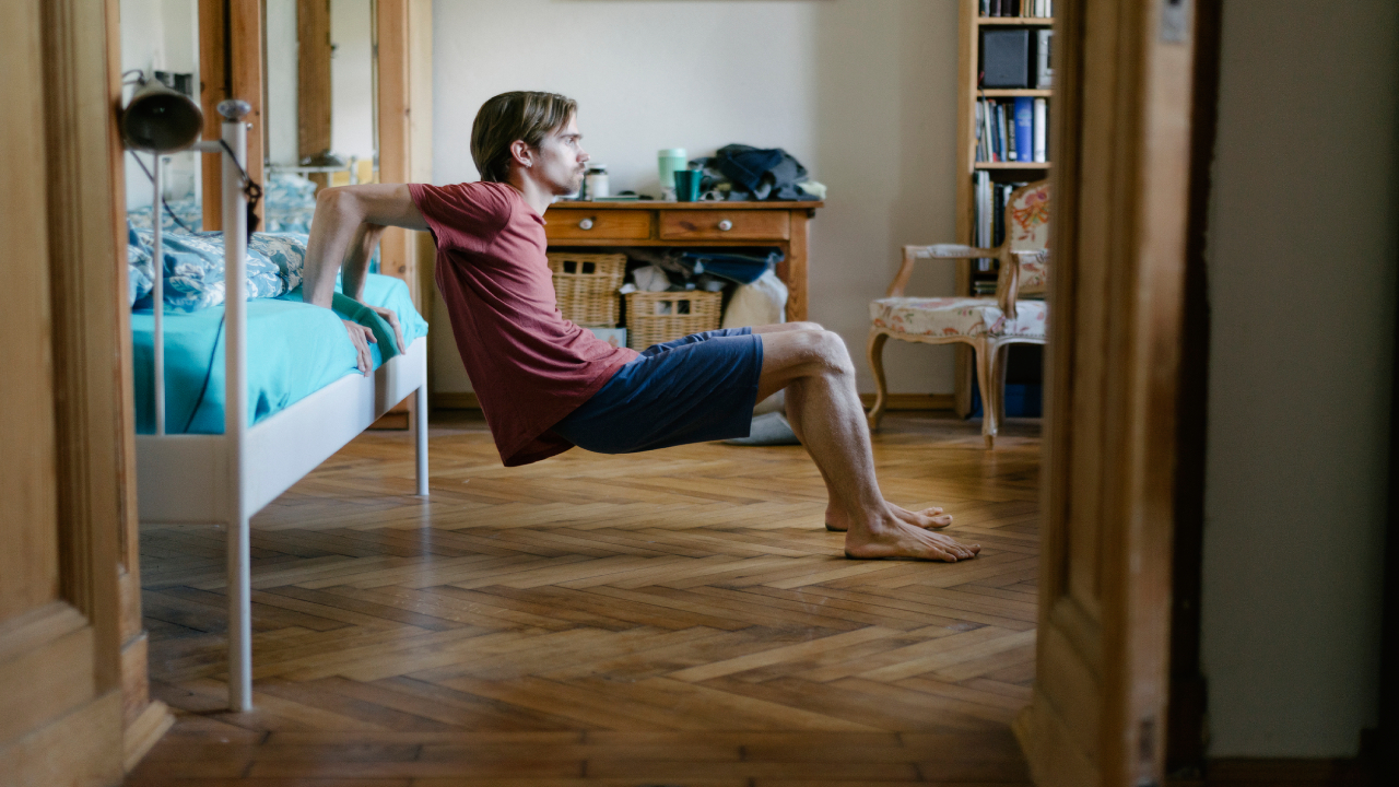 Férfi otthon edz a szobájában.