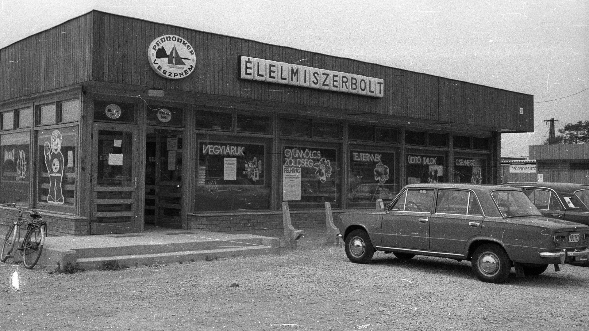 Ha boltba mentünk a Balatonon. Ha nem a büfében akartunk enni: Balatonfűzfő, a Fövenyfürdő strand előtt