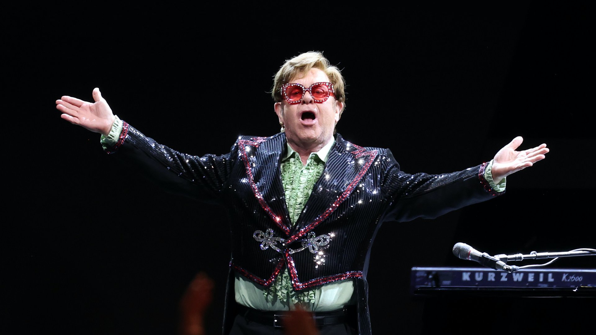 Sir Elton John a Farewell Yellow Brick Road turnéja során az O2 Arénában 2023. április 2-án, Londonban, Angliában