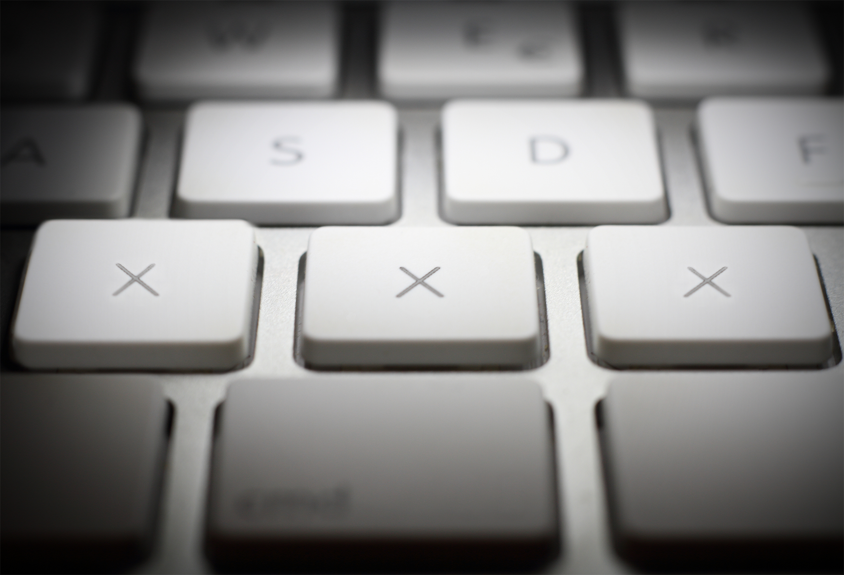 Számítógép billentyűzetén három X látható