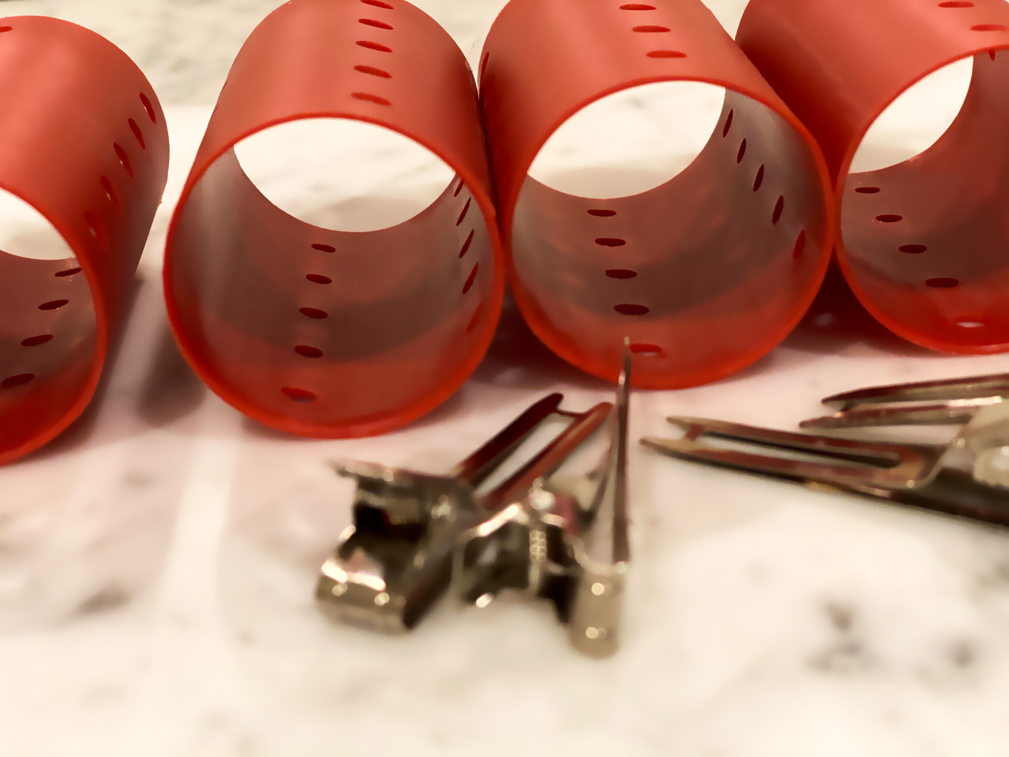 Hajcsavarok és hajcsatok.